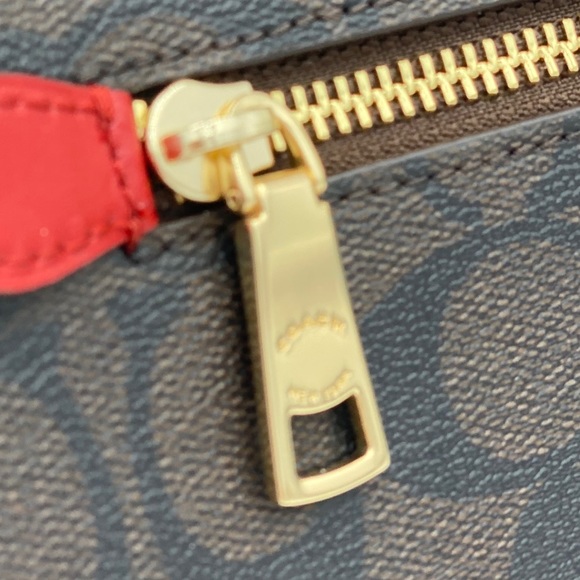 Coach Signature Gallery Tote - Picture 12 of 15